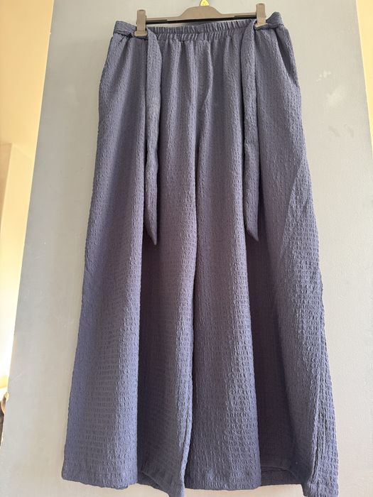 Luźne granatowe spodnie z szerokimi nogawkami dzwony szwedy