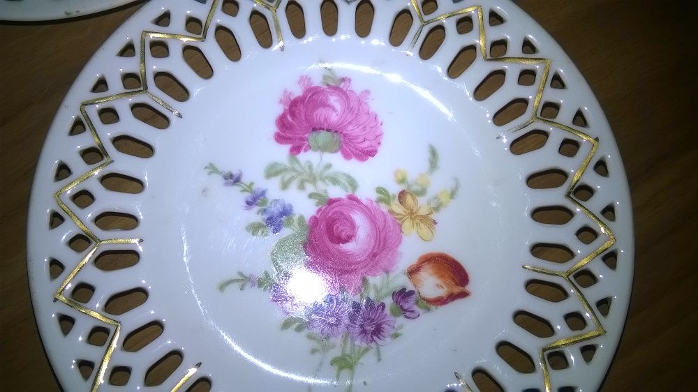 Talerzyki deserowe Victoria-ażurowe SYGNOWANE.Porcelana