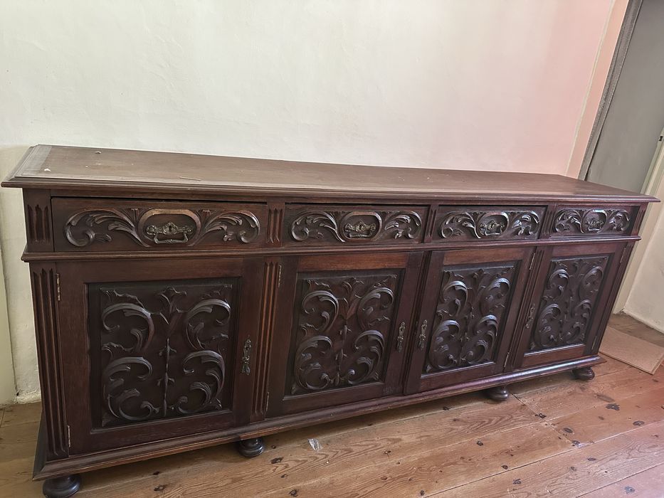 Aparador de madeira antigo