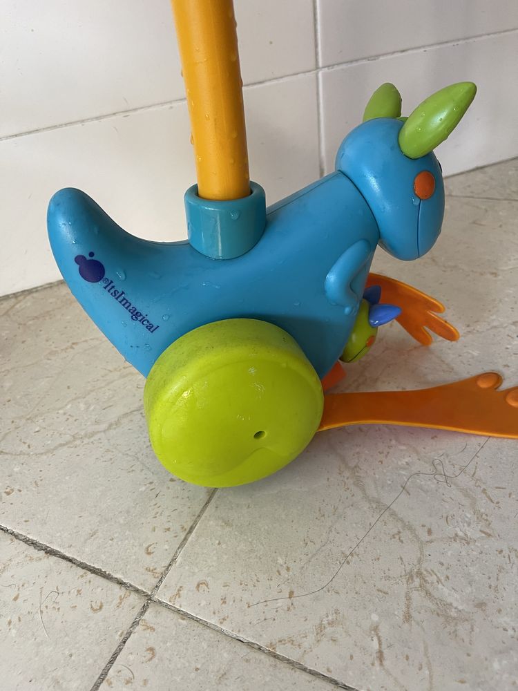 Brinquedo de empurrão criança