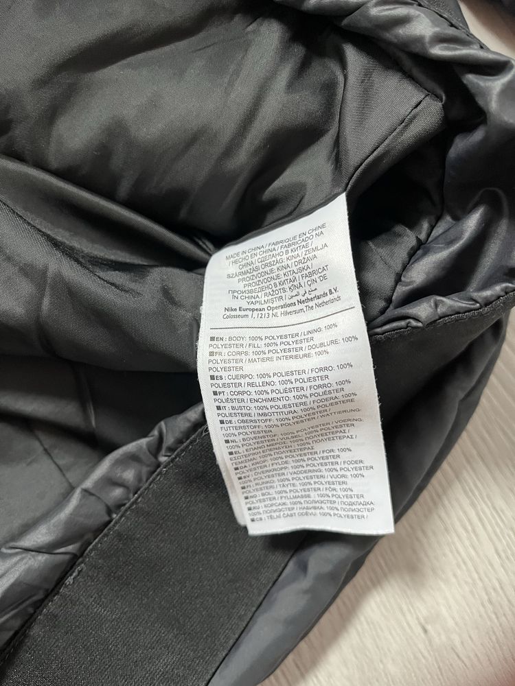 Куртка NIKE розм М жіноча