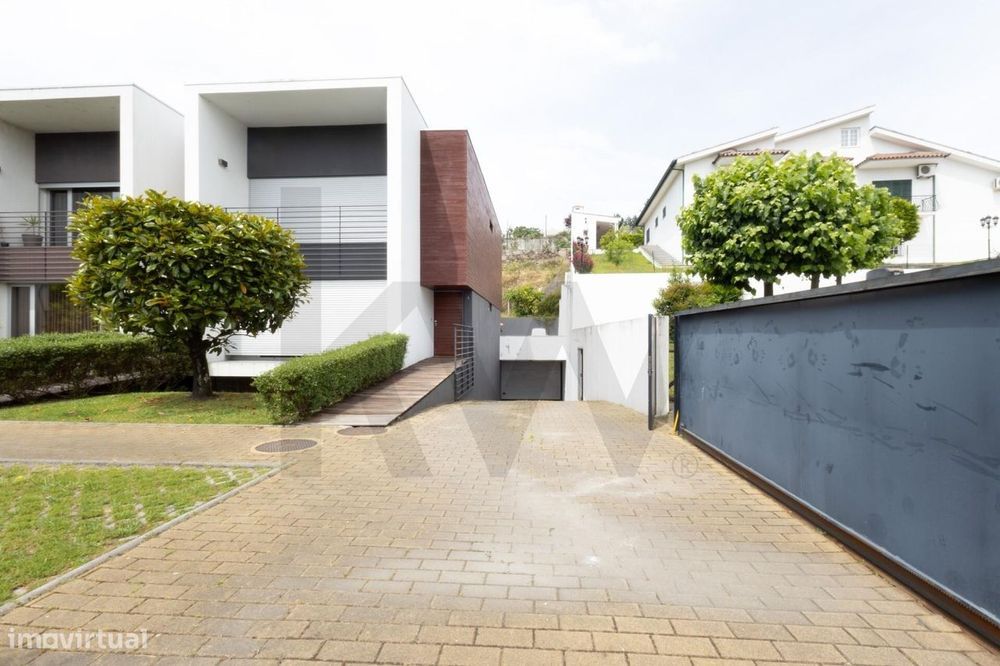 Moradia 3 frentes, em Condomínio Privado - Amarante