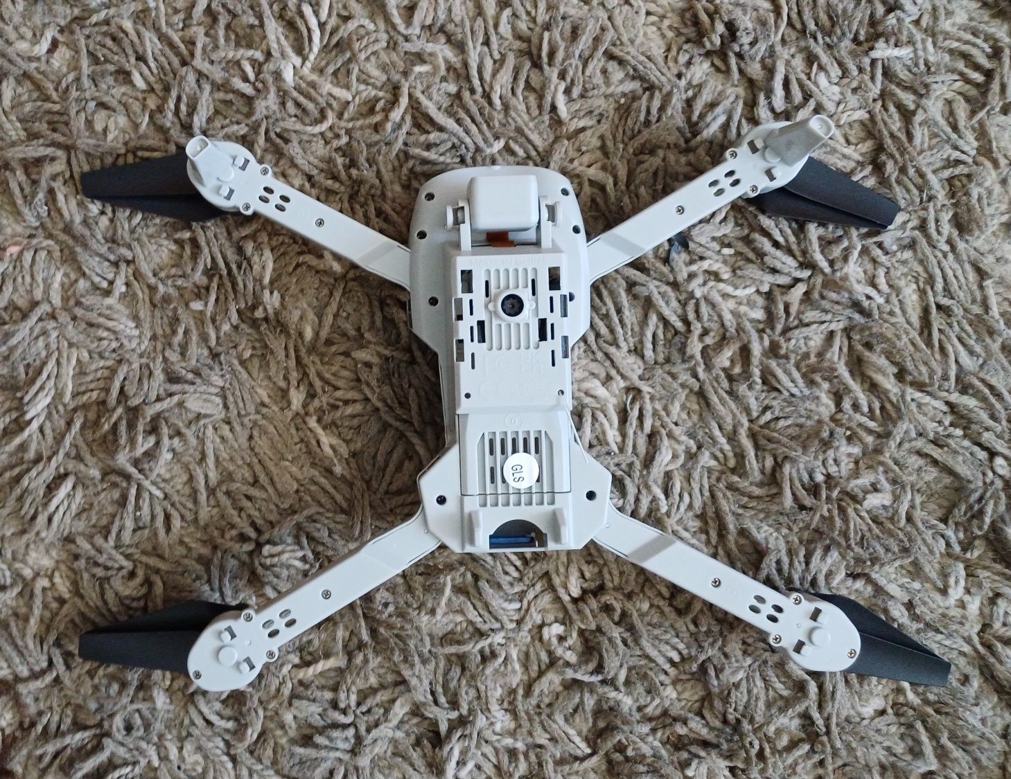 Dron E99 z dwoma kamerami