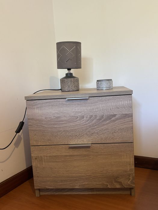 Cama de casal (com colchão) + mesinha de cabeceira