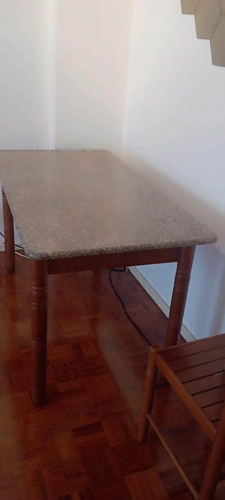 Mesa de madeira com tampo granito