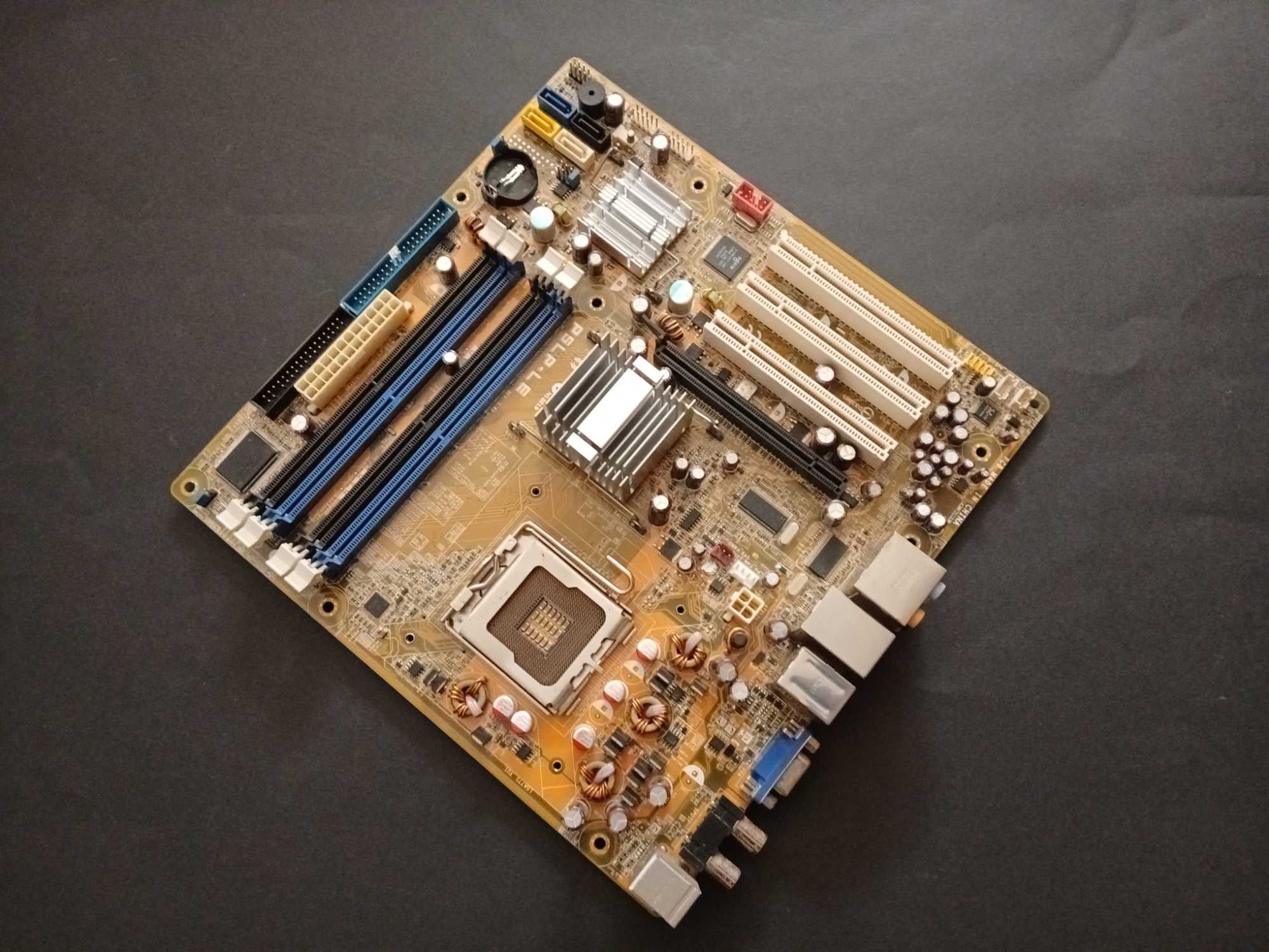 Motherboard ASUS Tek e outros componentes
