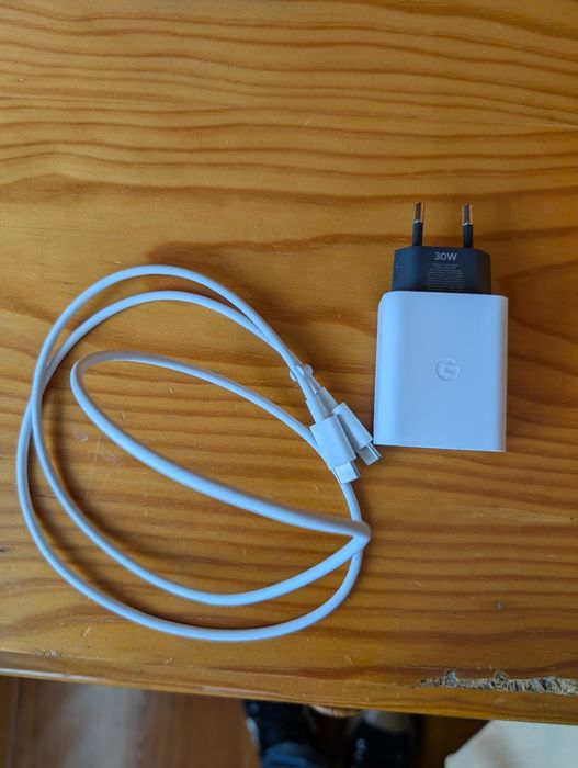Carregador Google Pixel com cabo.