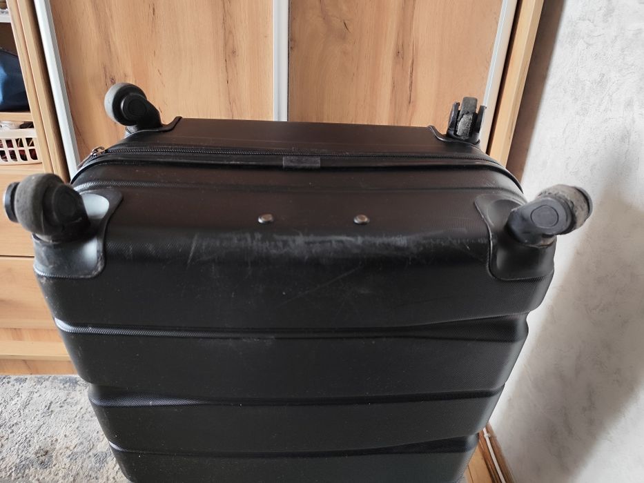 Валіза середнього розміру