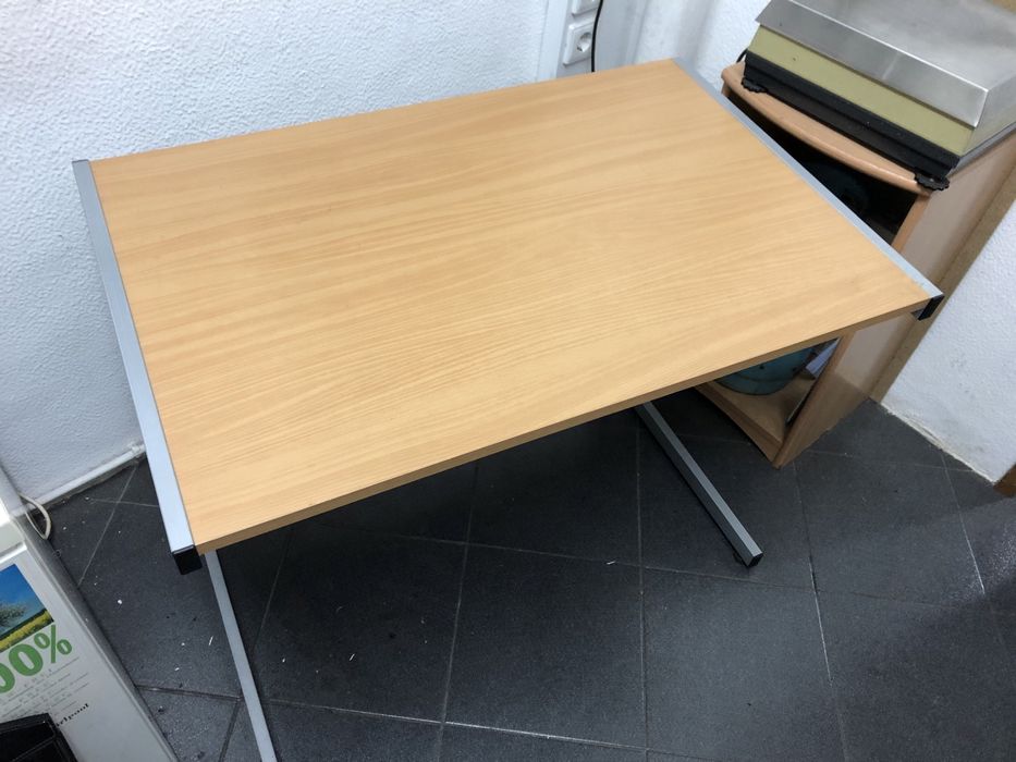 Secretária estrutura em chapa lacada tampo madeira