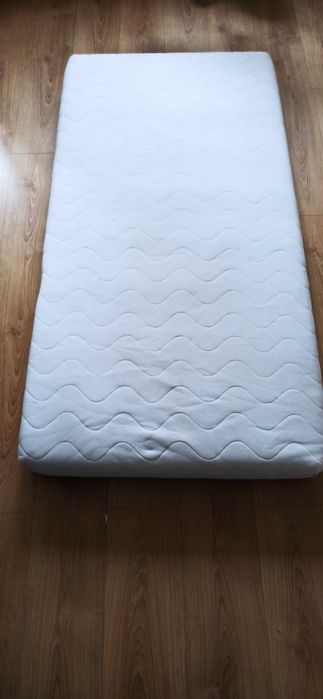 Materac 160x80x12cm; materiał: pianka+warstwa "memo". Bardzo wygodny!