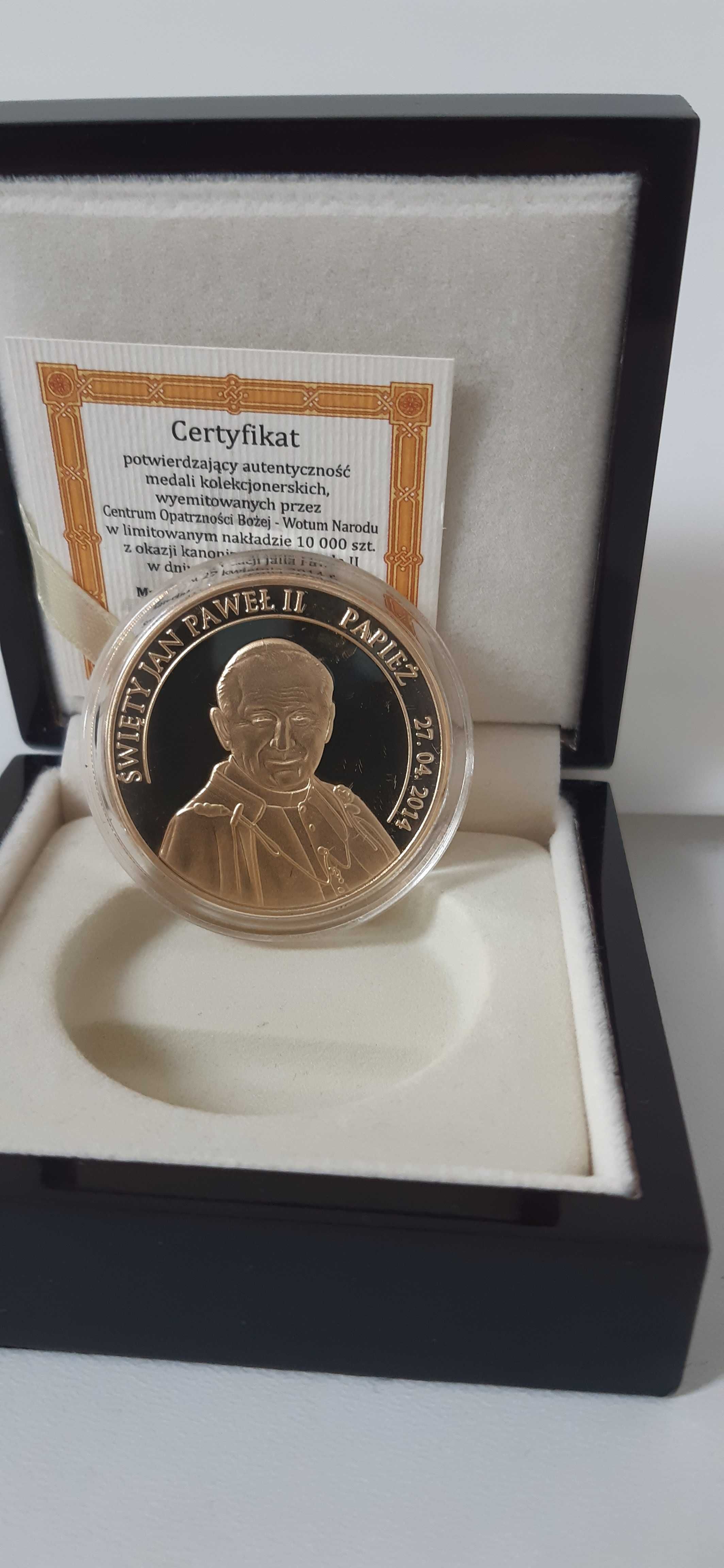 Pozłacany medal z wizerunkiem Jana Pawła II