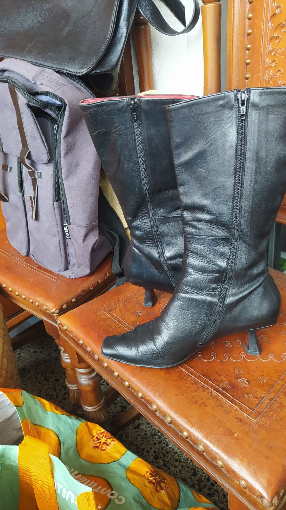 Botas de boa marca as pretas mais usadas, mas ambas em bom estado