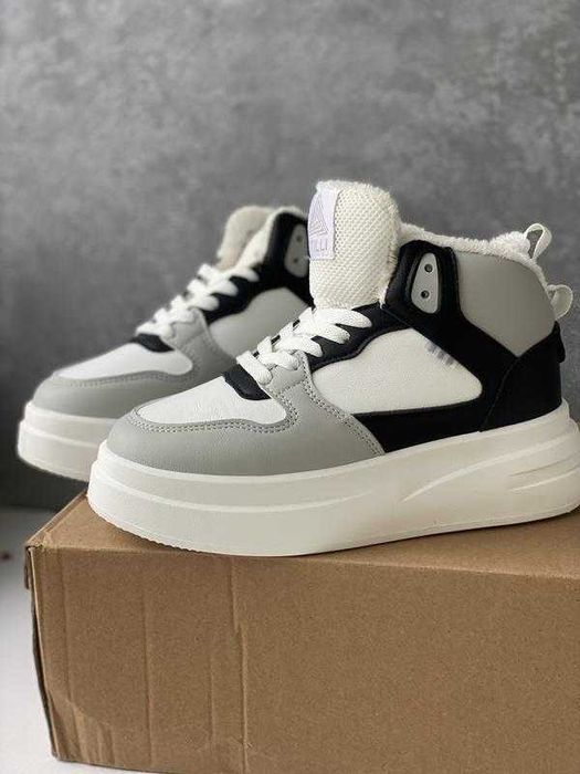 АКЦІЯ! Стильні жіночі кросівки на хутрі — сезон осінь/зима