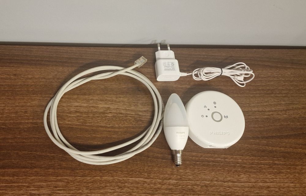 Philips Hue, żarówka white and colour, mostek, zasilacz, przewód