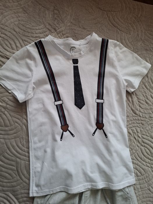 Sprzedam elegancką koszulkę (z namalowanym krawatem i szelkami) r.140