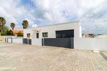 Excelente Moradia T3 Térrea SEMI-NOVA em Alcobaça com Jardim e garagem