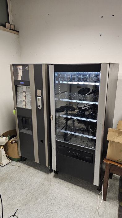 Maquina de vending cafe+snacks