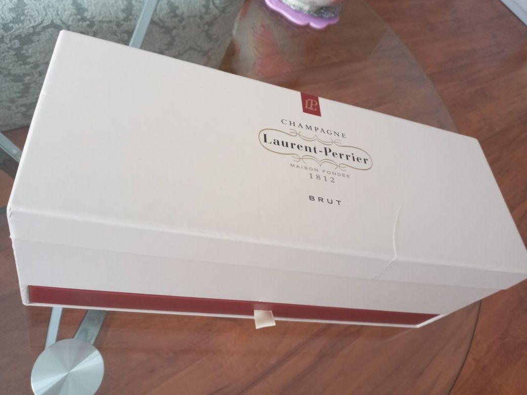 Коробка от элитного шампанского Laurent-Perrier.
