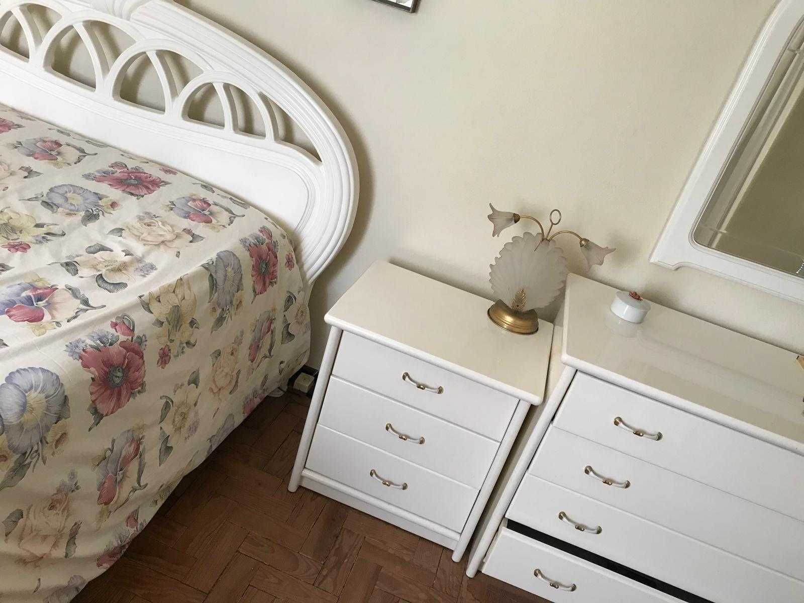 Móveis quarto. Cama, mesa de cabeceira, cómoda, espelho, roupeiro