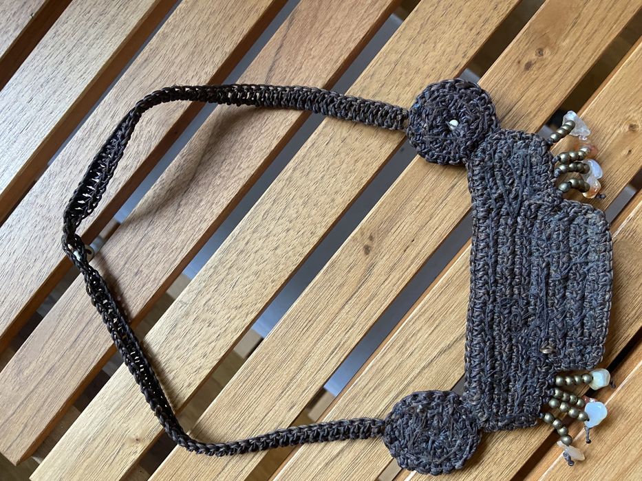 Colar artesanal com pedras coloridas