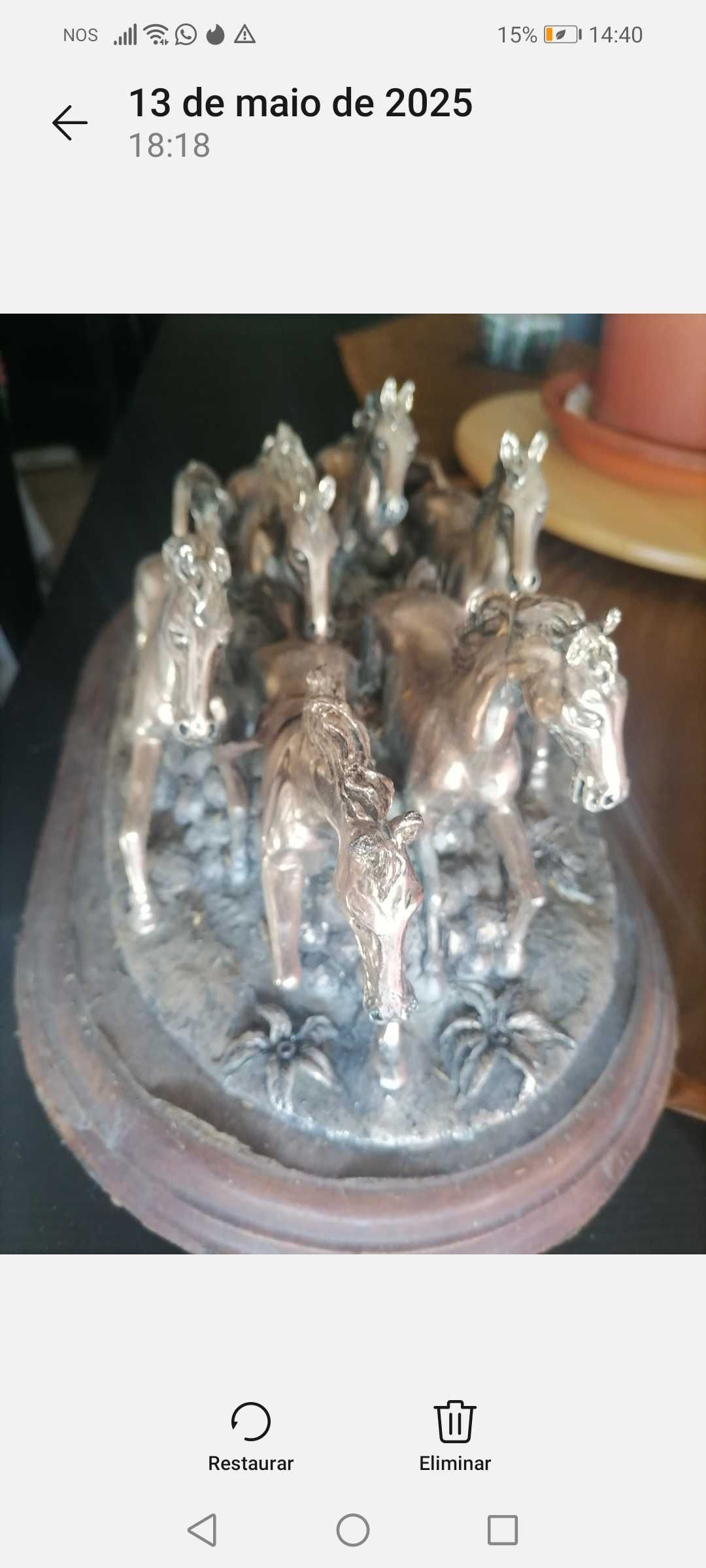 Troco cavalos em estanho sobre base de madeira