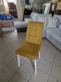 Krzesła musztardowe - komplet sześć sztuk - wygodne i nowoczesne