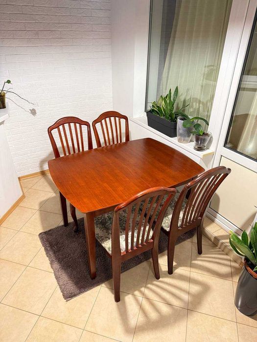 Продам кухонный стол (Малайзия) + 4 стула. Раскладной. Б/У