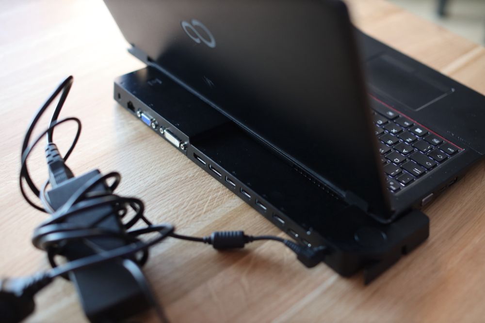 Fujitsu E5510 + Win11 + stacja dokujaca + 2x ładowarka