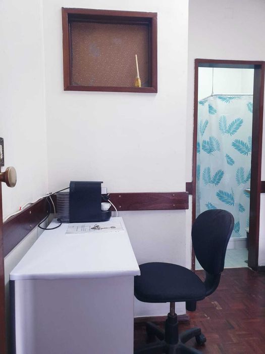 Quarto para estudante com casa de banho privativa.