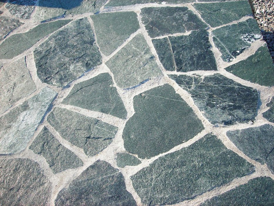 Kamień naturalny na elewacje zielony dzikówka elewacyjny ścieżkowy