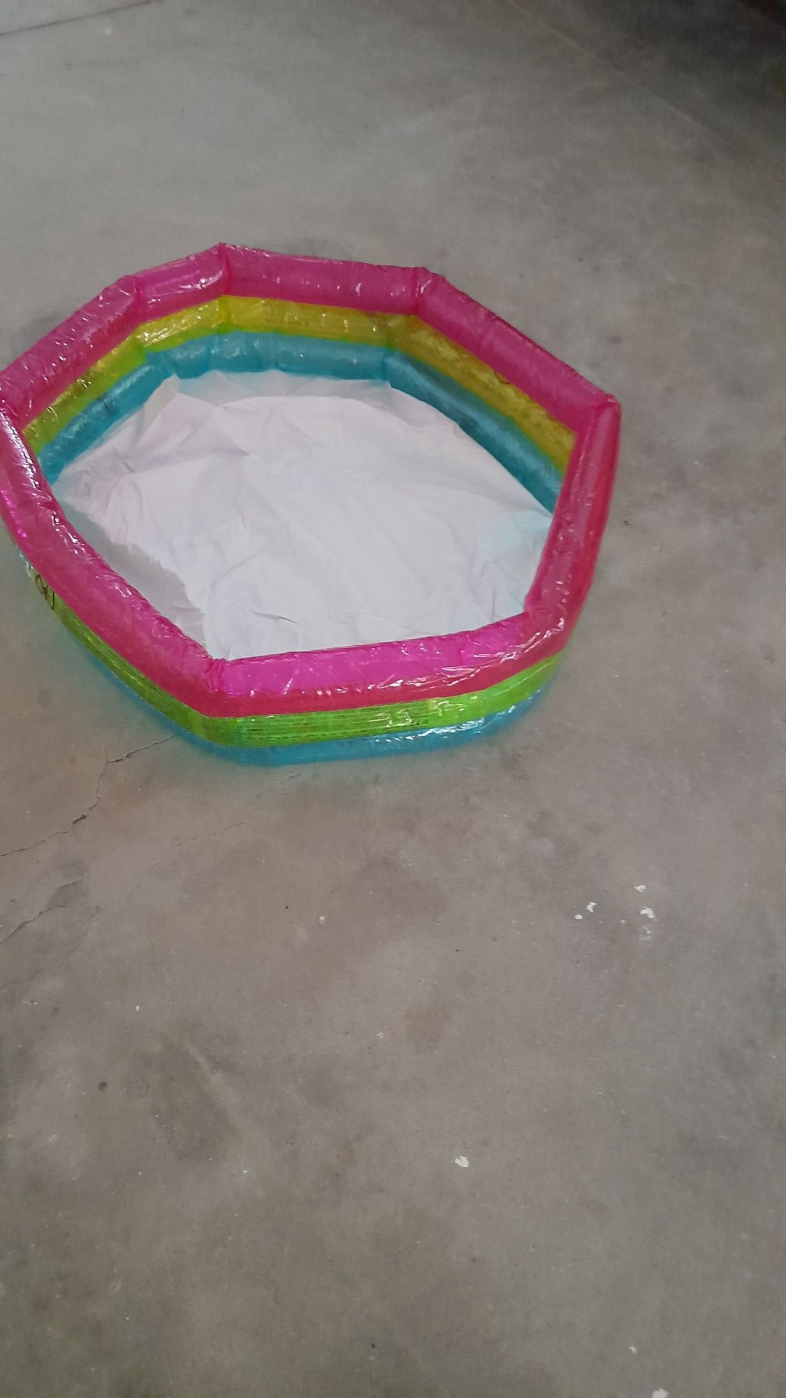 Vendo duas piscinas e boia para bebés