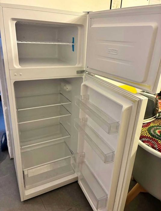 Frigorífico com pouco mais de um ano