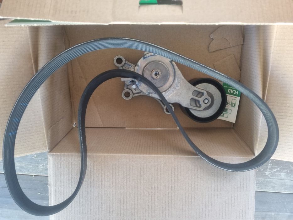 Комплект ременя з роликом натягування