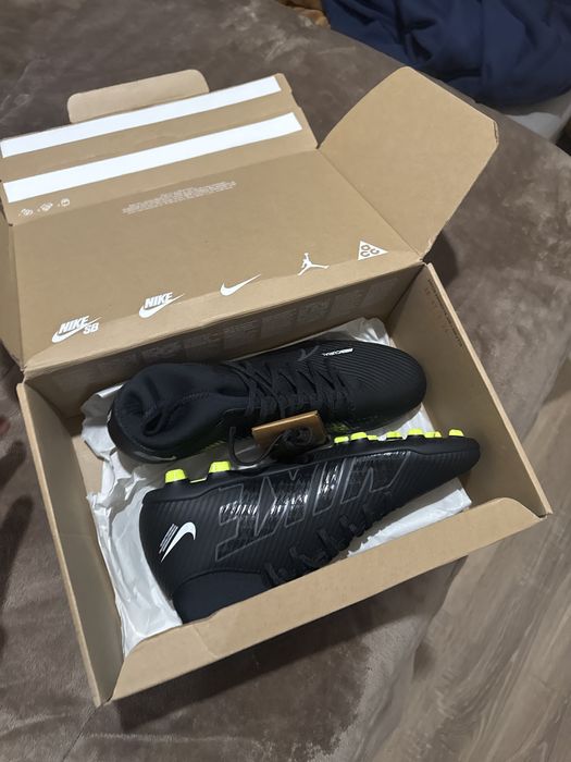 Chuteira nike mercurial preto e pitoes verde
