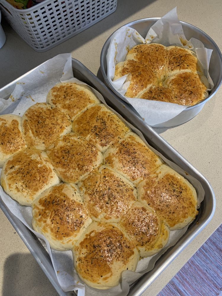 Bolo caseiros, pudim de leite e torta de frango