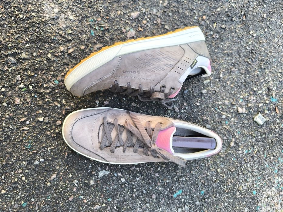 Женские кроссовки