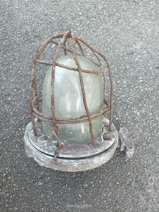 Stara lampa przemysłowa