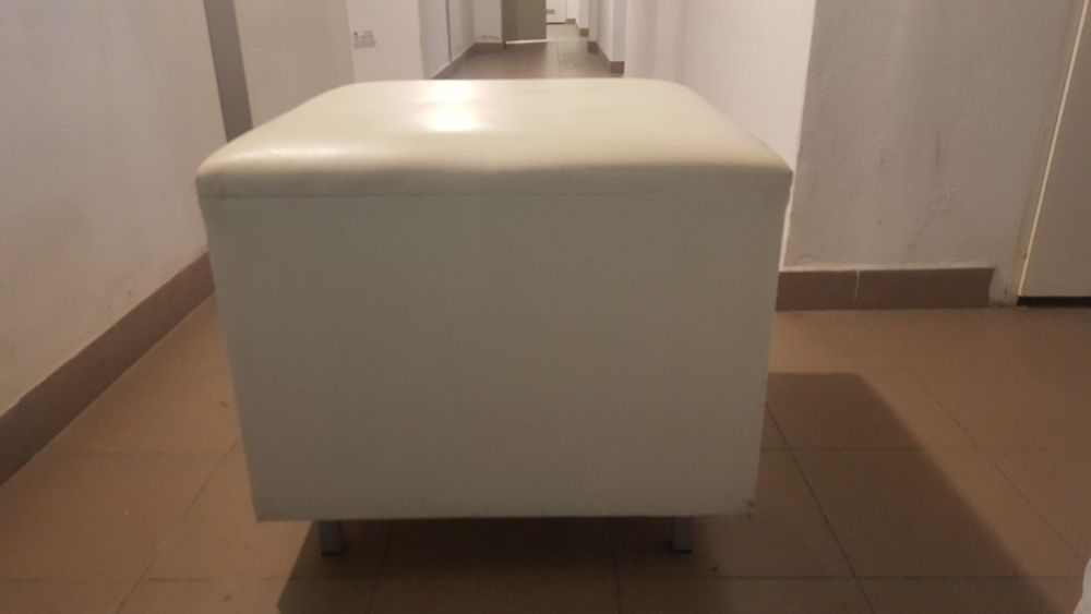 Duże białe pufy skórzane