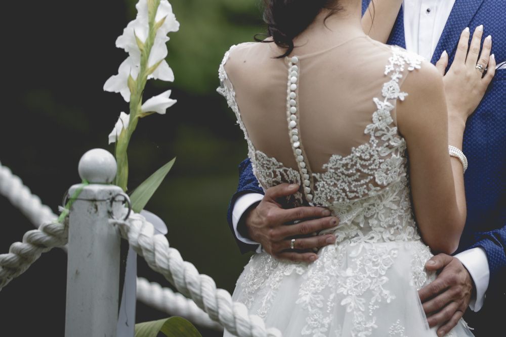 Suknia Ślubna plus welon wykończony koronką oraz pokrowiec.