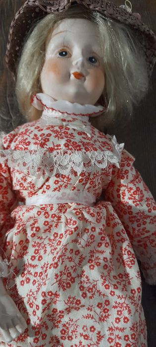 Boneca antiga, loiça e pano 47cm