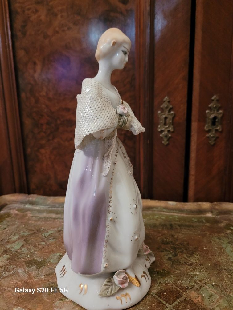 Porcelana stara figurka dama koronka PRL