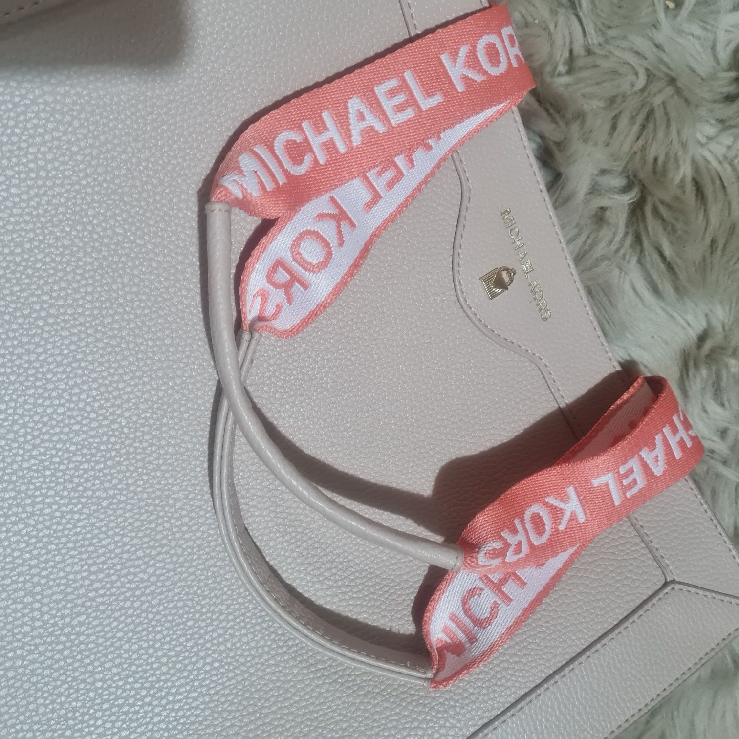 Michael Kors torba szoperka shopper logowana na ramionach do ręki pudr