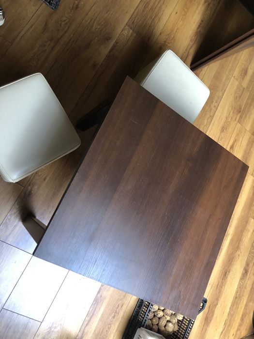 Brązowy stolik kawowy i dwie pufki białe