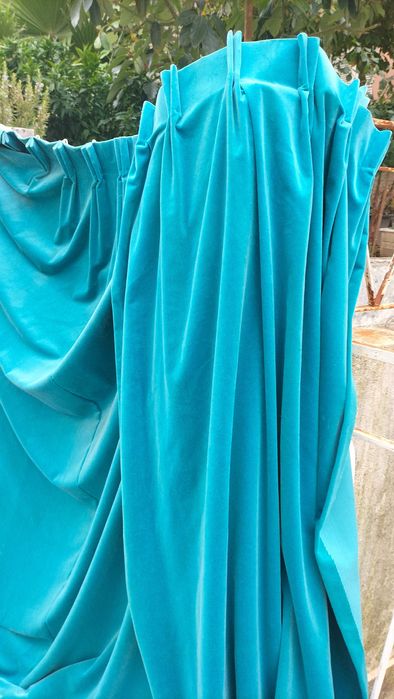 Dois cortinados em veludo azul