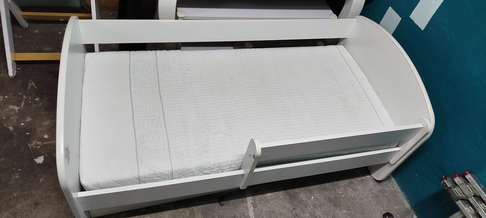Lozeczko 140x70 z materacem i pojemnikiem.