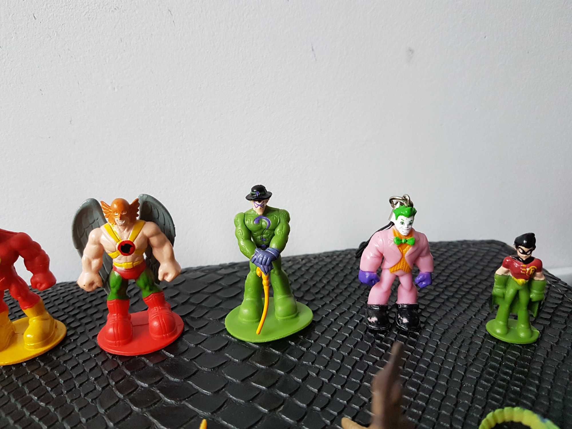 Auto Hot Wheels Mattel Figurki TM&DC Comics Robin Flash Dinozaury