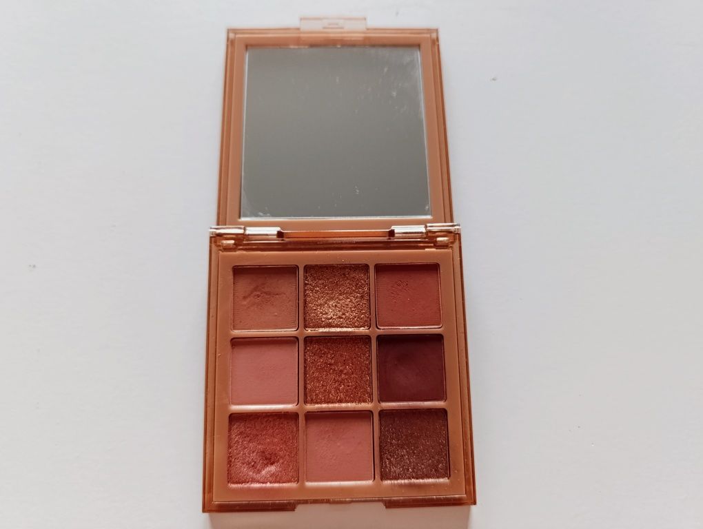 Huda Beauty Nude Midium