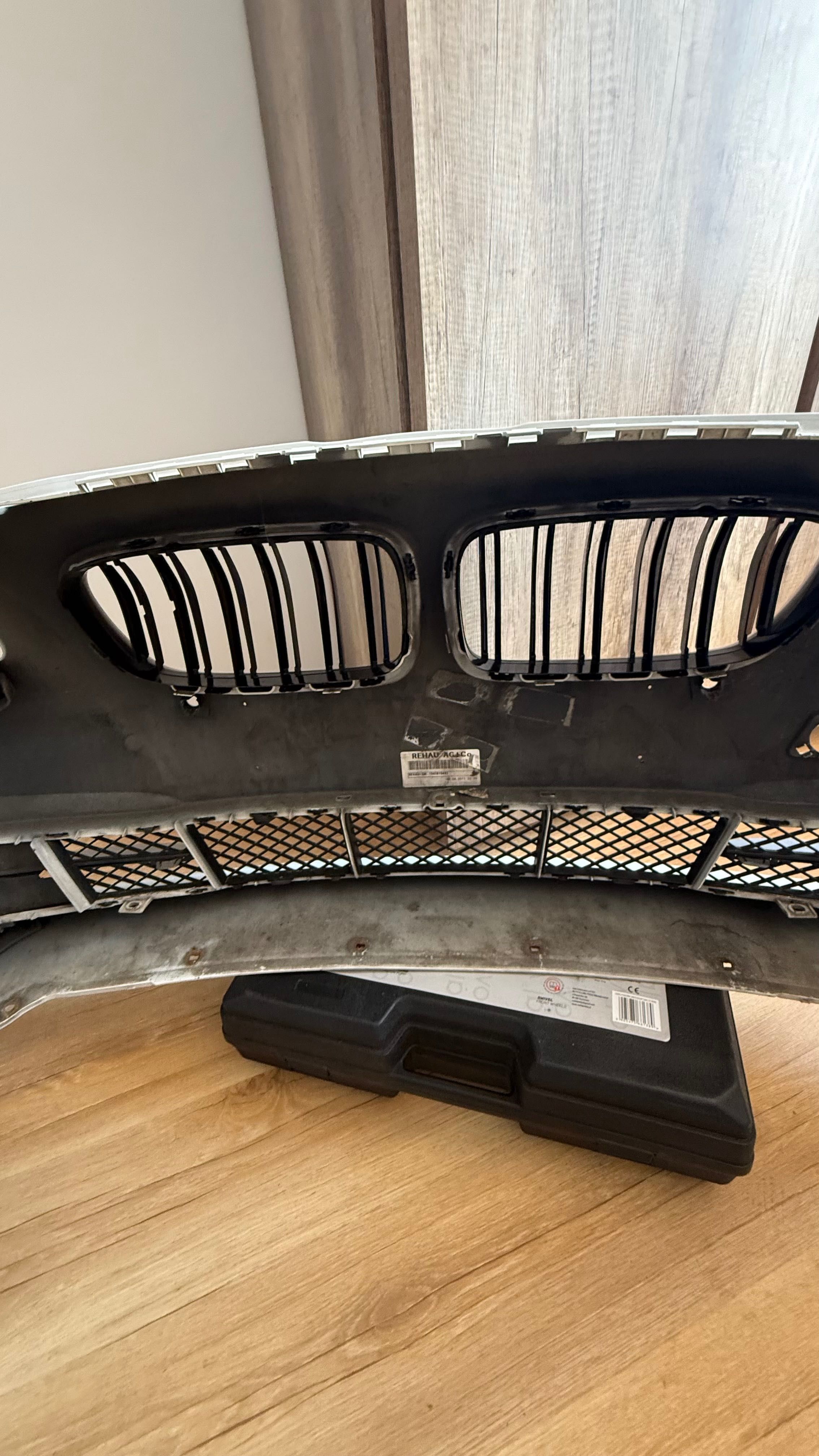 BMW F10 - Zderzak przedni z halogenami i nerkami - komplet