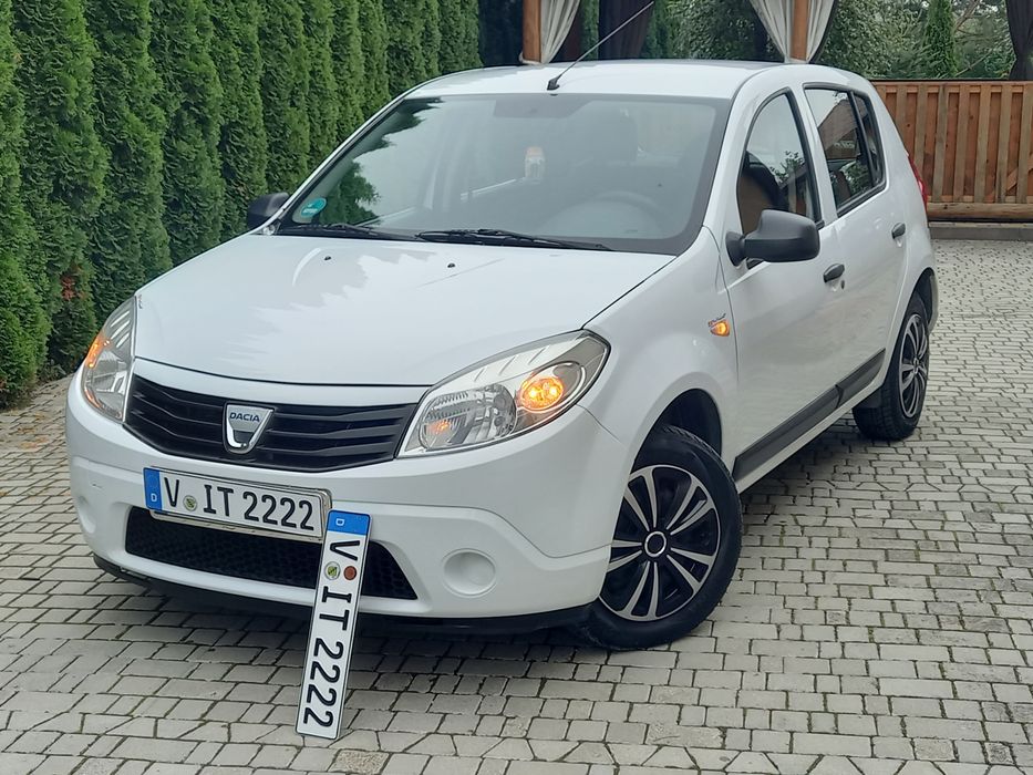 Продаєця Dacia Sandero Дачія Сандеро