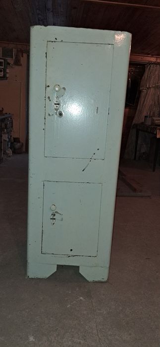 Металевтй  сейф.